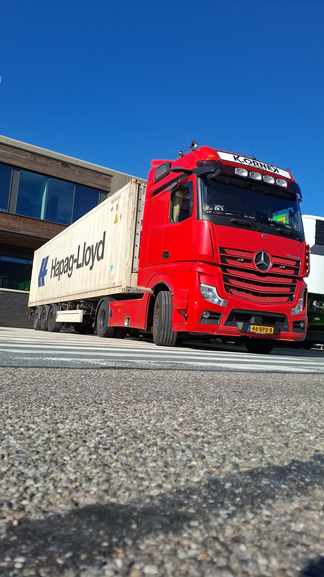 Rode Mercedes van K. Ornek Transport met container