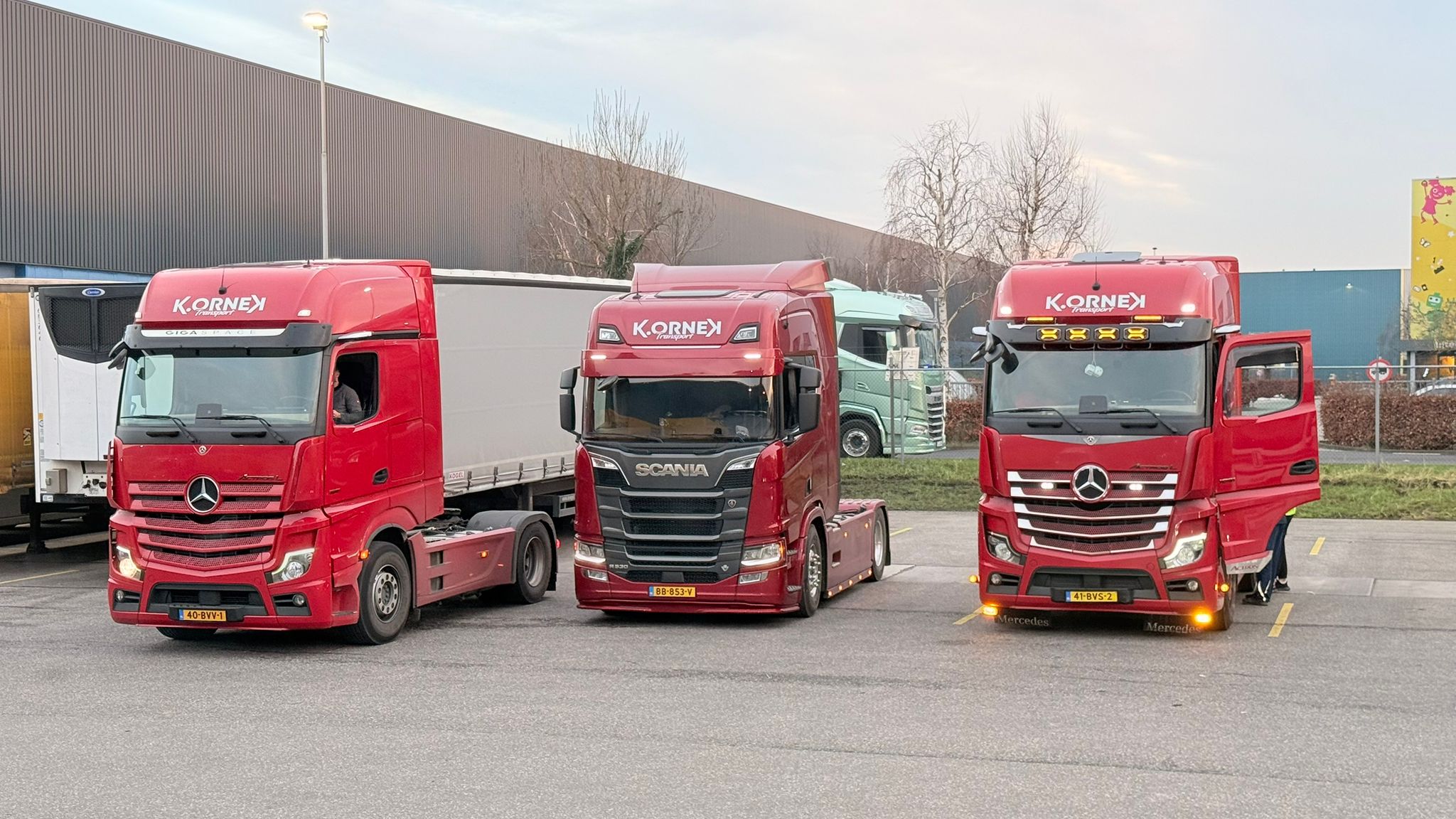Rode vrachtwagens van K. Ornek Transport naast elkaar op het terrein